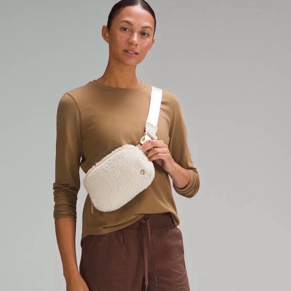 Lululemon Everywhere Belt Bag 1L Fleece Ivory & Gold.